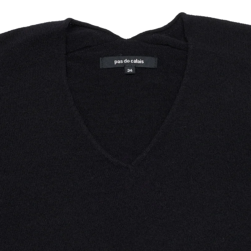 Pas de Calais V-Neck Knitted Pullover in Black